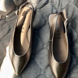 Tamaris women's silver leather Pointed flat/Toe shoes size 39 Or 8.5